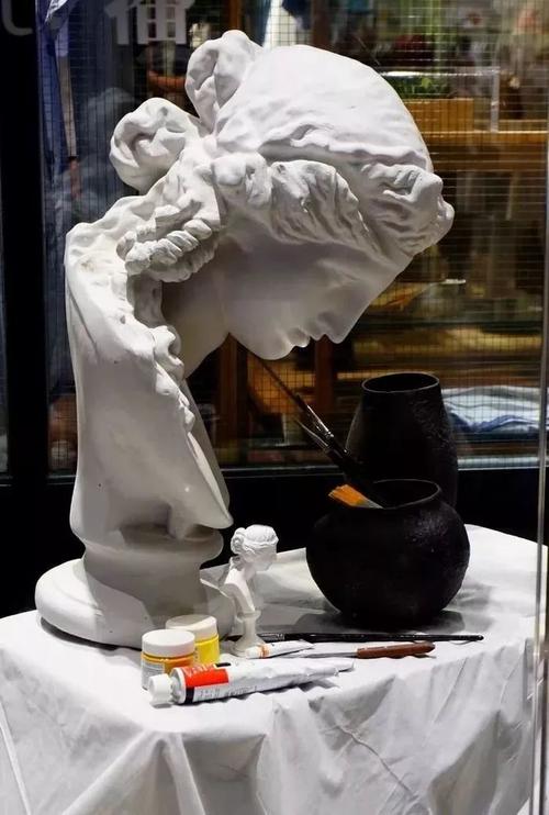 爆笑!把石膏像黑上毕业展的也只有这个美院了